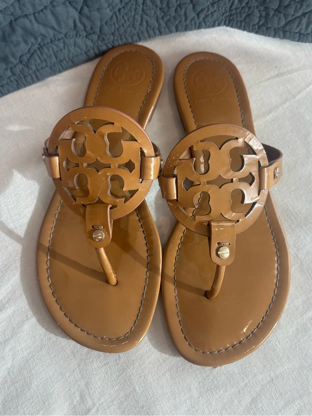 Tory Burch Miller Logo Patent Leather Thong Sandals Tan Brown Size 9